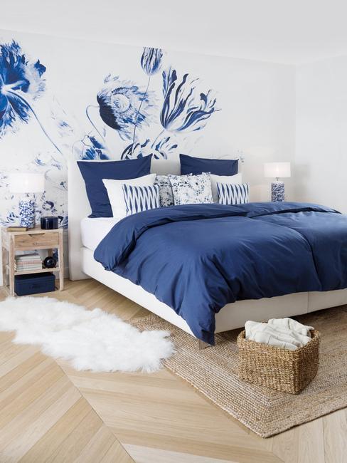 blue wallpaper in the bedroom