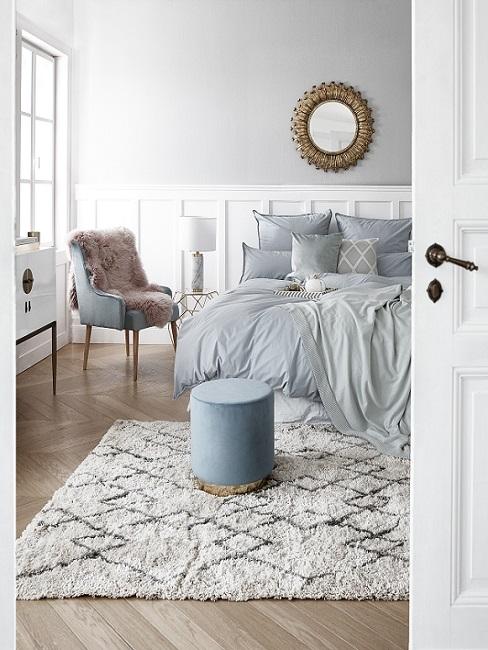 A combination of boho style and glamor in the bedroom
