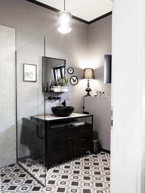 Black and white combination in the bathroom